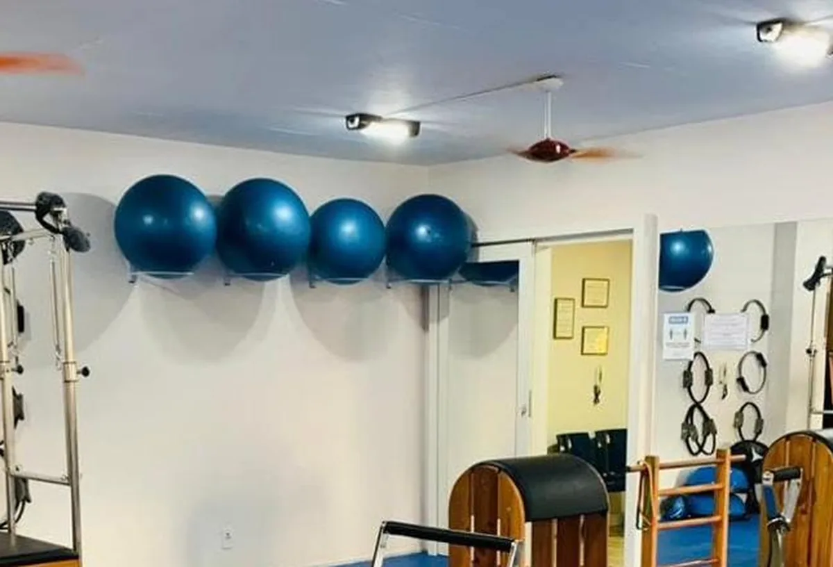 Bolas suíças organizadas na parede do estúdio de Pilates