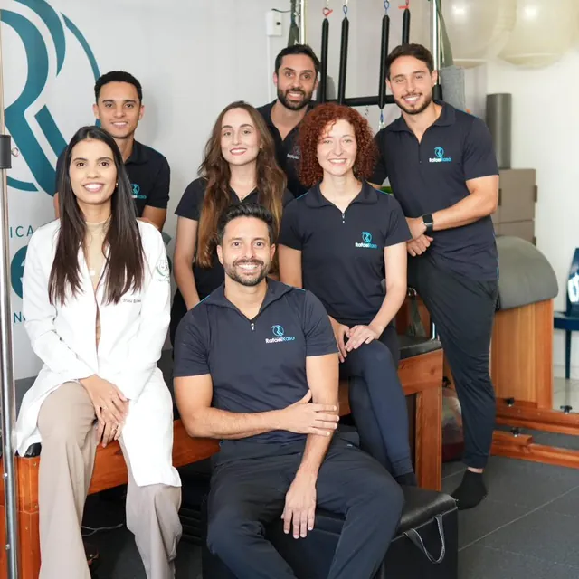Equipe da Clínica Rafael Raso reunida no estúdio