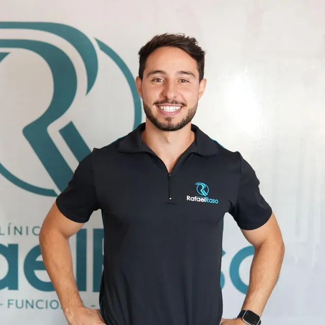Profissional da equipe da Clínica Rafael Raso no estúdio