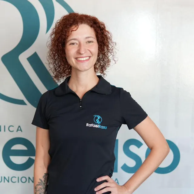 Fisioterapeuta da equipe conduzindo atendimento na clínica