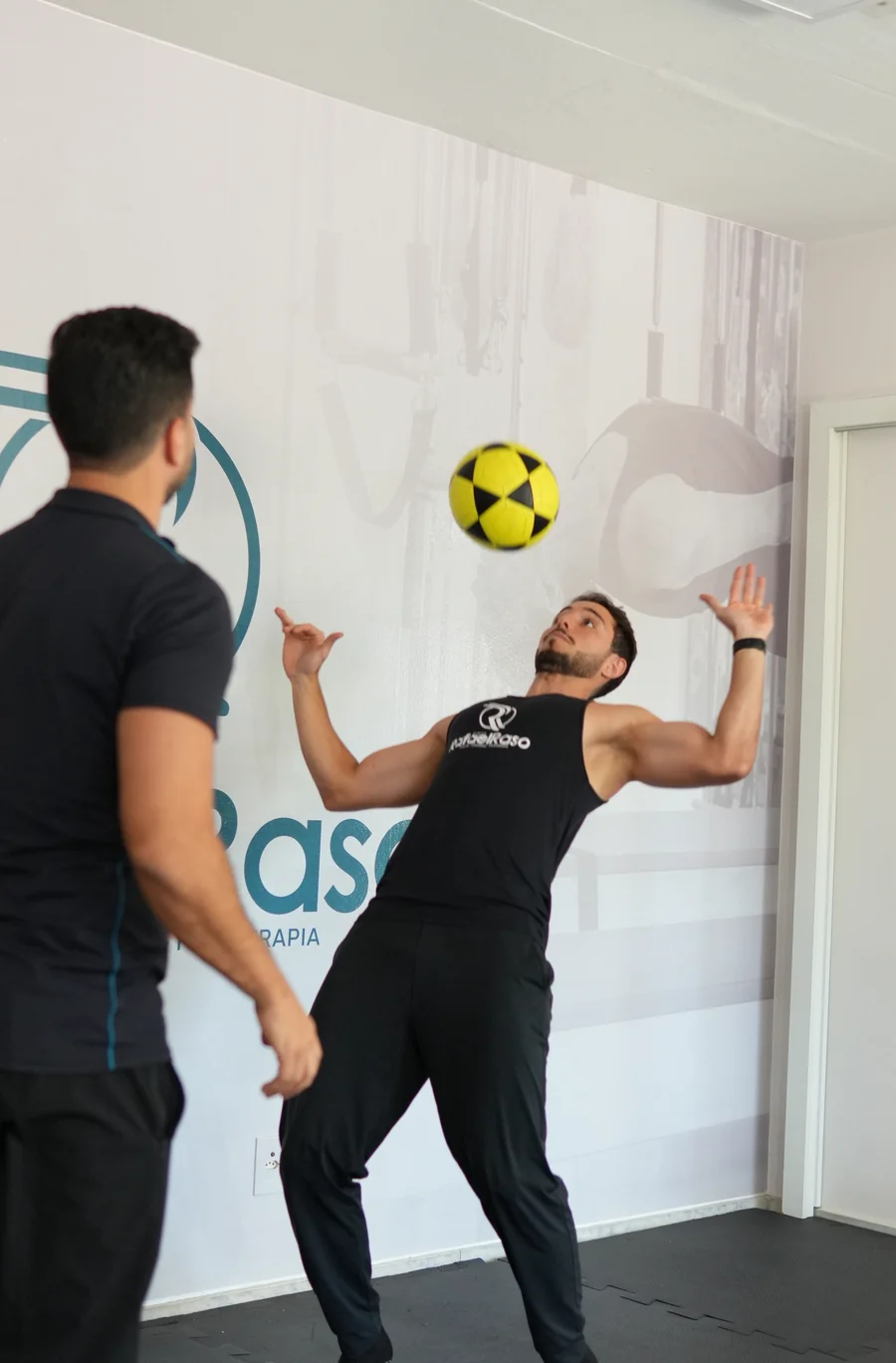 Cadillac e barra de mobilidade na sala de atendimento de fisioterapia da Clínica Rafael Raso