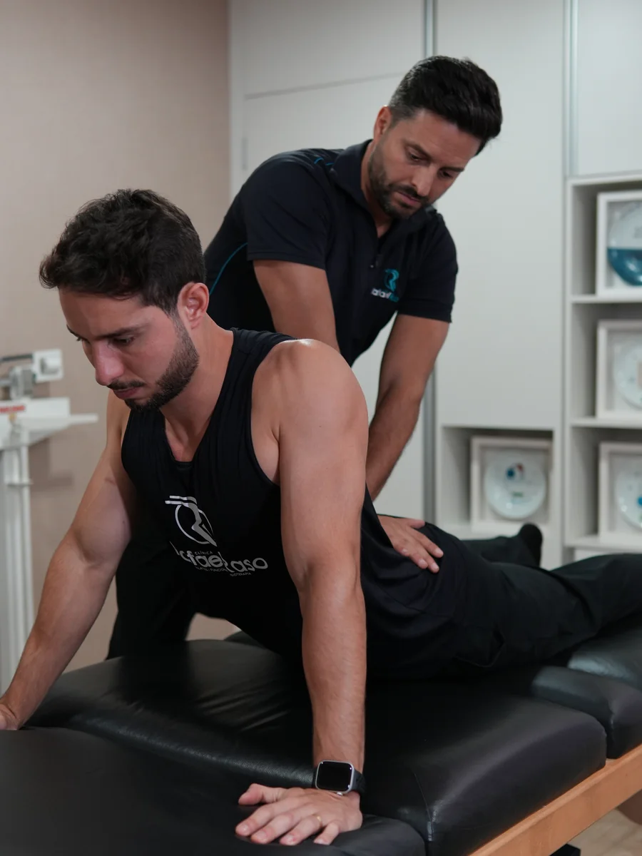 Fisioterapeuta Rafael Raso realizando atendimento personalizado na Clínica Rafael Raso