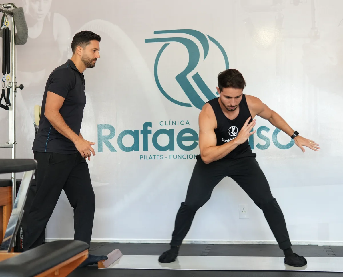 Chair e acessórios funcionais no estúdio da Clínica Rafael Raso em Belo Horizonte