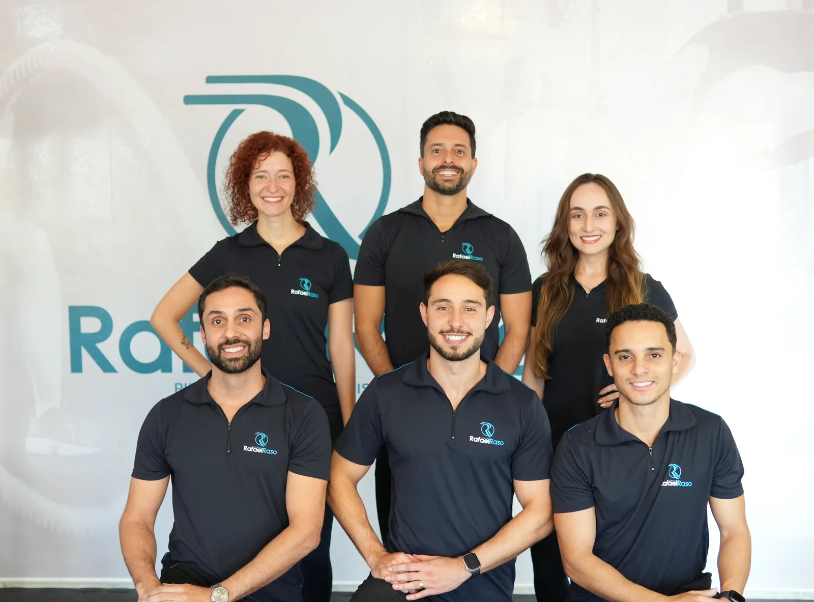 Equipe da Clínica Rafael Raso entre os aparelhos de Pilates do estúdio